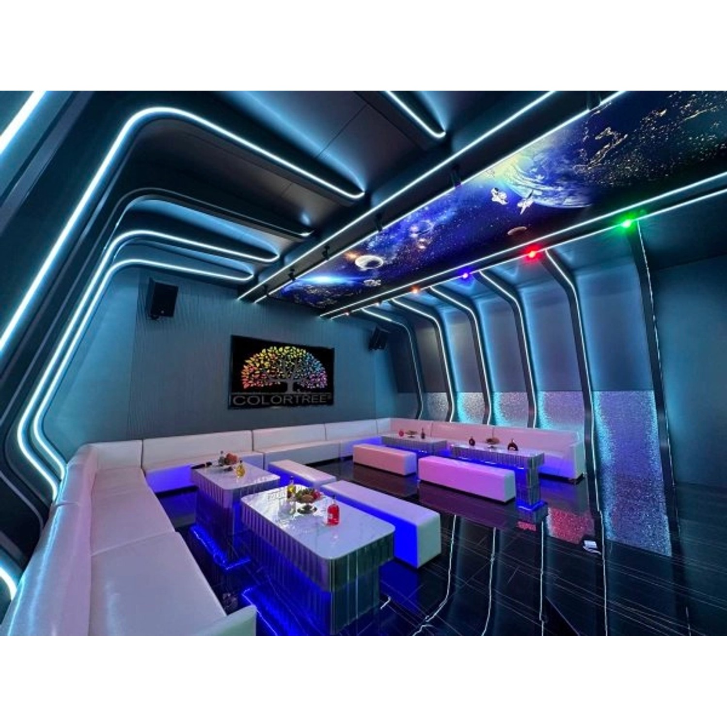 Schwarz strukturierte Colortree Wand- und Deckenpaneele in modernem Raumdesign mit LED-Beleuchtung.