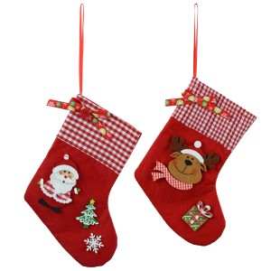 Zwei rote Deko-Nikostrümpfe aus Filz mit weihnachtlichen Motiven (Nikolaus, Rentier) als Weihnachtsdekoration.