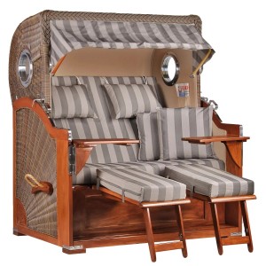 Strandkorb Westerland Mahagoni mit Bullauge und grau gestreiften Polstern.