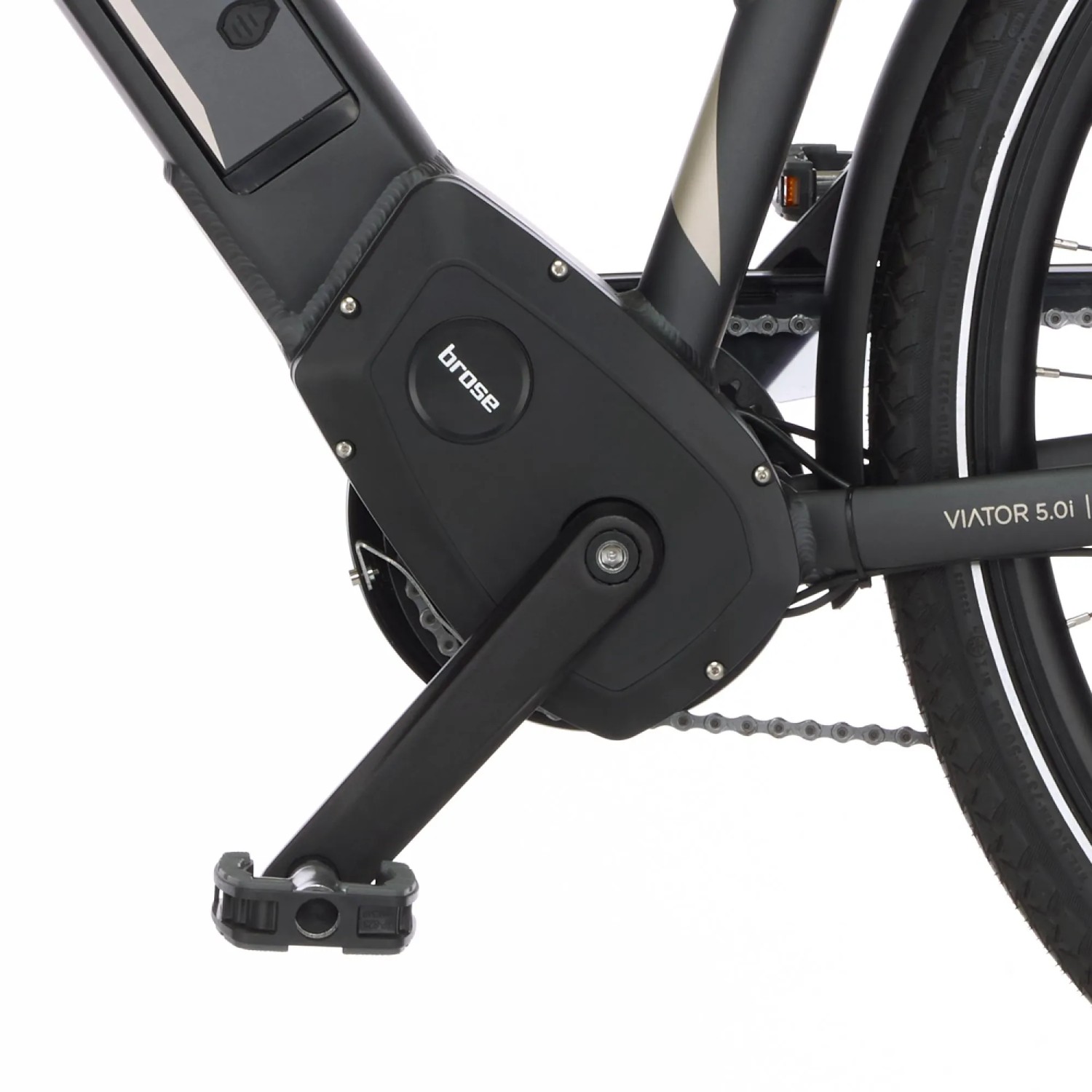 Detailaufnahme: Schwarzes Fischer E-Bike Viator 5.0i mit Brose Mittelmotor und Pedal.