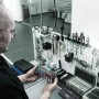 Mann prüft Wera Tool-Check Combi 1 Werkzeugset, 40-teilig, mit Bits und Nüssen. Kompaktes Werkzeug-Set.