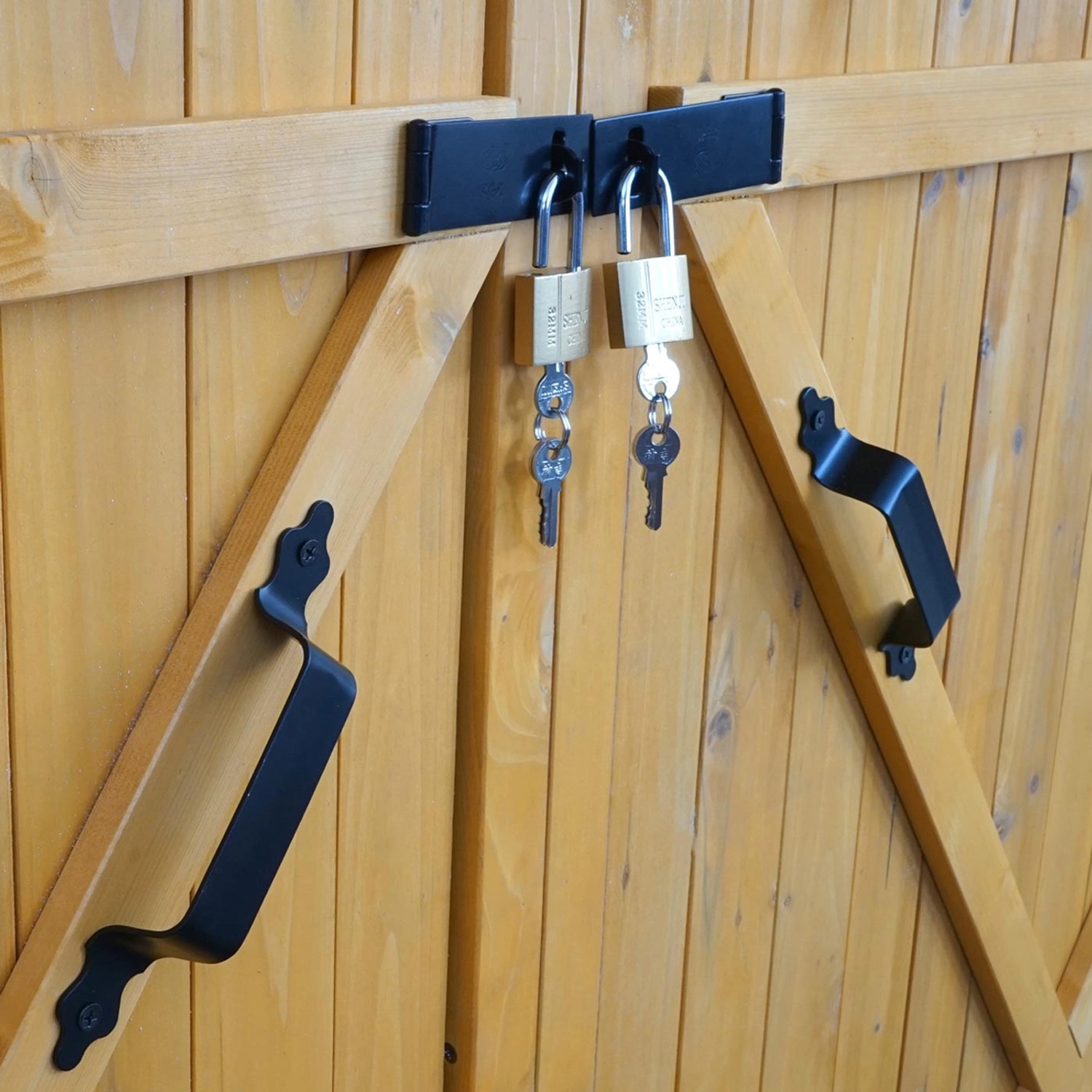 Detailaufnahme: Abschließbare Fahrradgarage aus Holz mit Griffen und zwei Schlössern.