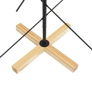 Detailaufnahme: Schwarzer Metall Weihnachtsbaum mit hellem Holzständer, 120 cm hoch.