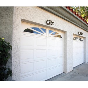 Weißer Mr.Beams Batteriefluter MBN3000 mit Sensor über Garagentor.