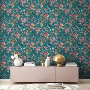 Vliestapete mit Blumenmuster in Blau und Grün. Dekorative Tapete mit floralem Design.