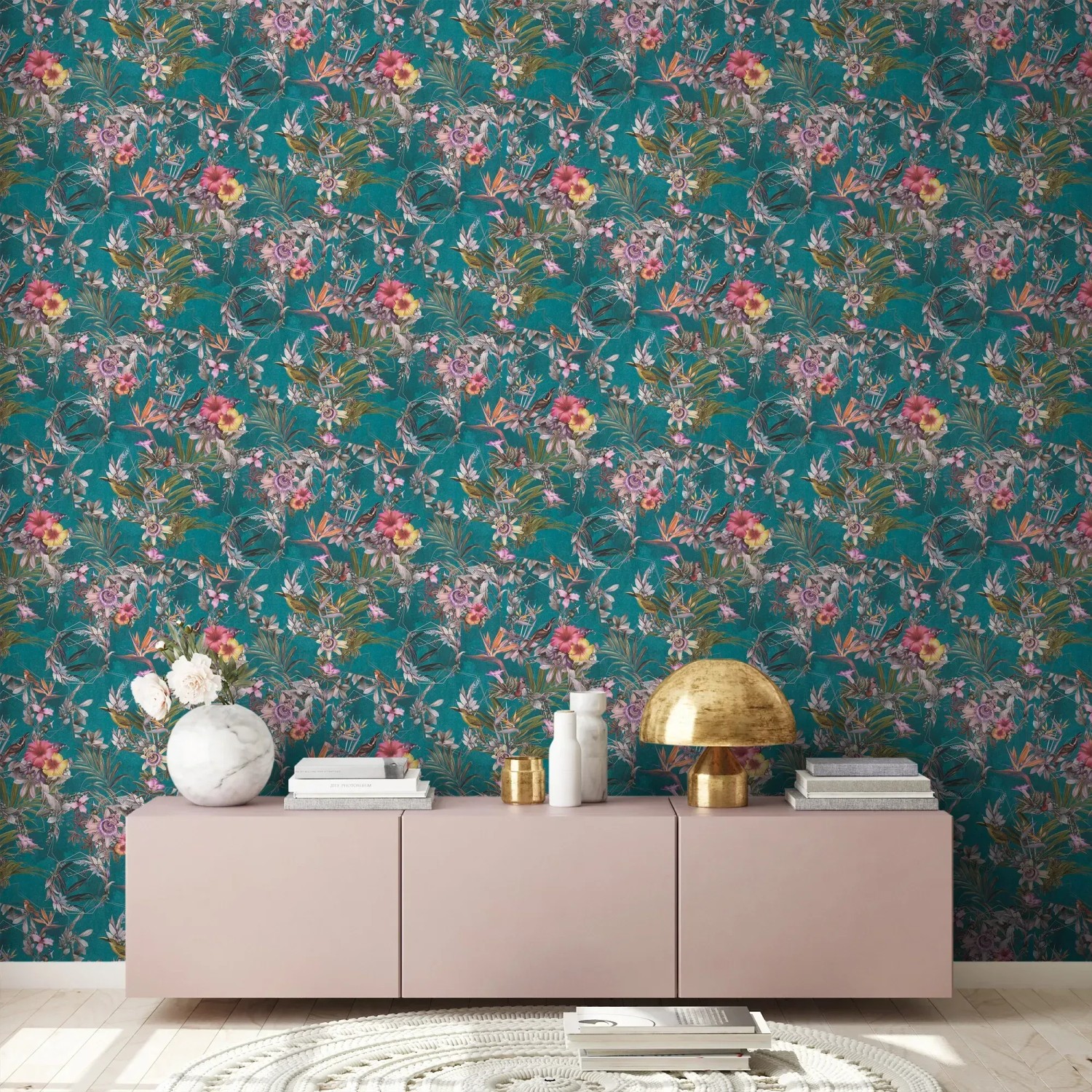 Vliestapete mit Blumenmuster in Blau und Grün. Dekorative Tapete mit floralem Design.