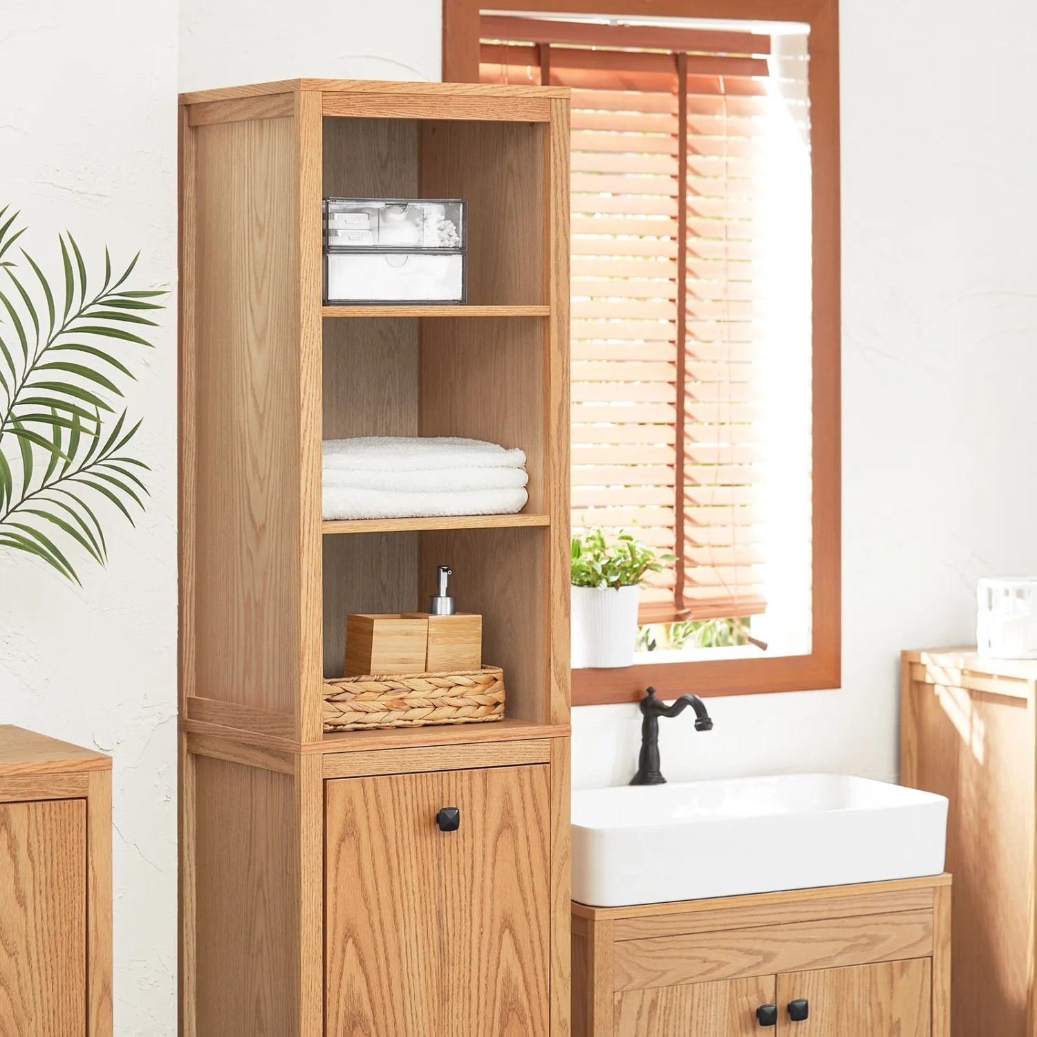 SoBuy Badezimmerschrank BZR95-N aus MDF in Natur mit Wäschesack und offenen Fächern.