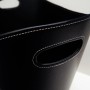 Schwarzer Firefix Kaminkorb aus Leder mit Griffmulden für Kaminholz und Zubehör.