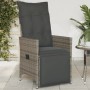 Verstellbarer, grauer vidaXL Gartensessel aus Poly Rattan mit Kissen.