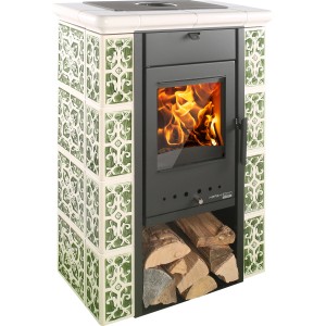 Haas+Sohn Tirol Kaminofen, 6 kW, Keramik grün-weiß, mit Holzscheiten im Fach.