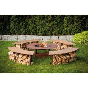 Ferrum Art Design Feuerstelle Circle Rost mit Holzlager und Sitzbänken im Garten.