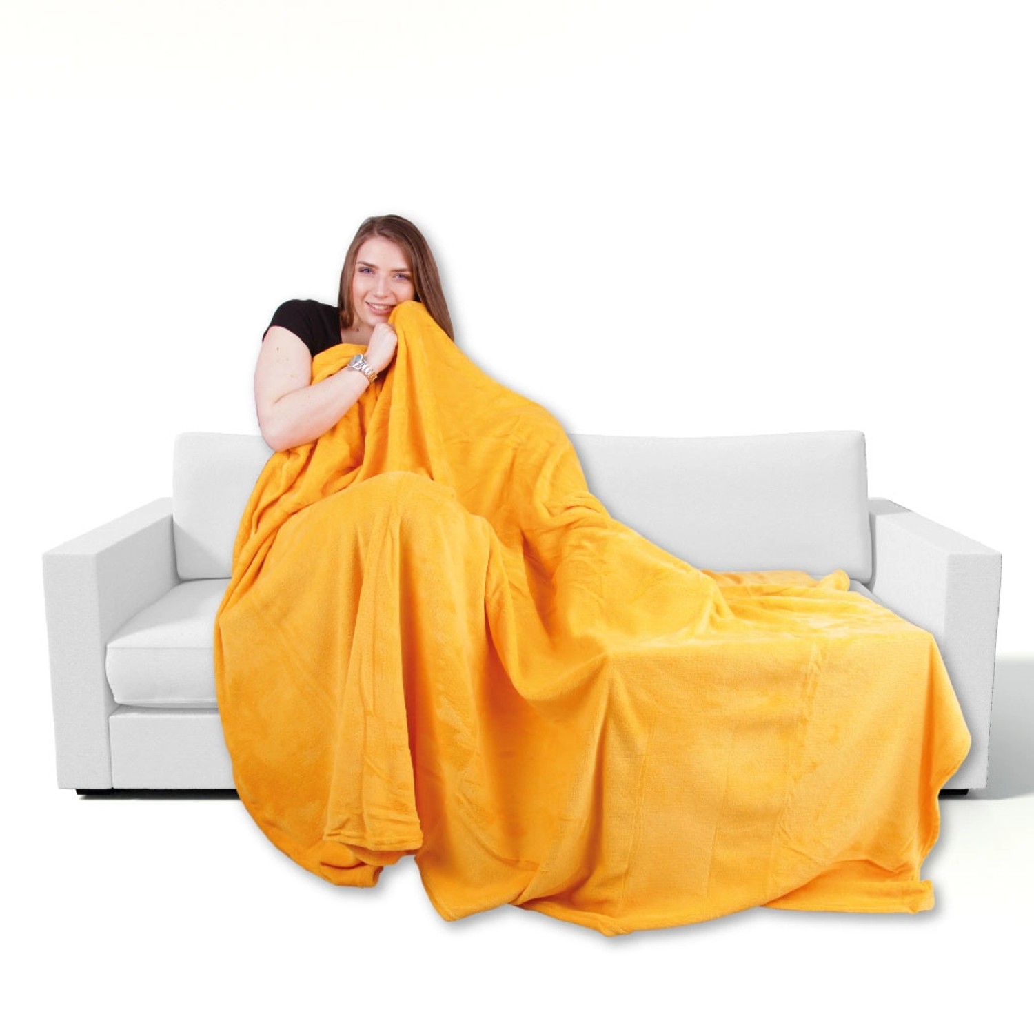 Bestgoodies Mikrofaser Decke in Hellorange (Marigold) auf Sofa, 70x100cm.