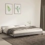 Hellgraues Samt-Bettgestell (200x200 cm) mit Kopfteil im Schlafzimmer.