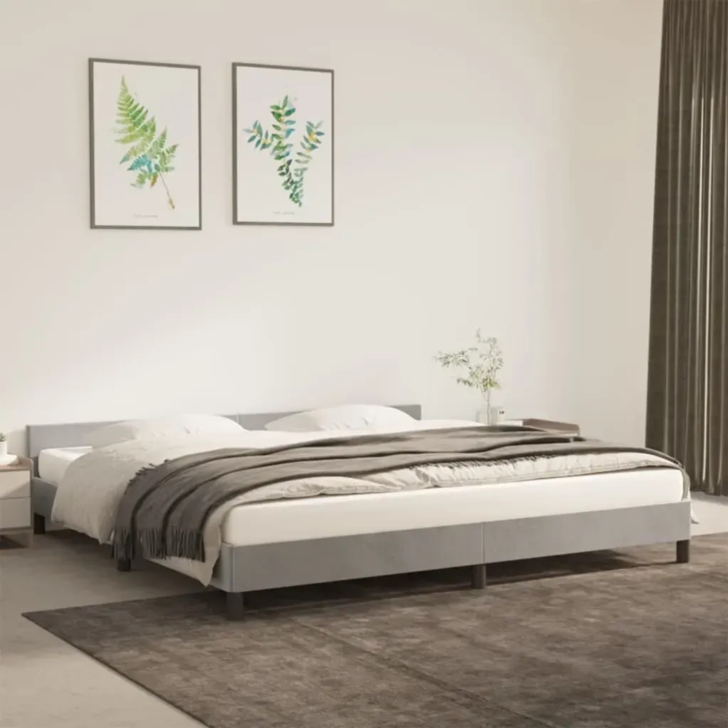 Hellgraues Samt-Bettgestell (200x200 cm) mit Kopfteil im Schlafzimmer.