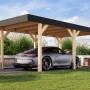 Karibu Einzelcarport aus Leimholz, naturbelassen, mit anthrazitfarbener Dachblende und Auto.