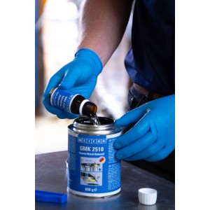 Anwender mischt WEICON GMK 2510 Gummi-Metall-Klebstoff an. Dauerelastischer Kontaktkleber für Gummi, Metall u.v.m.