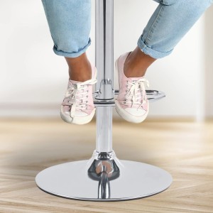 Detailaufnahme: Silberfarbener, höhenverstellbarer Barhocker mit Fußstütze, Person mit rosa Schuhen.
