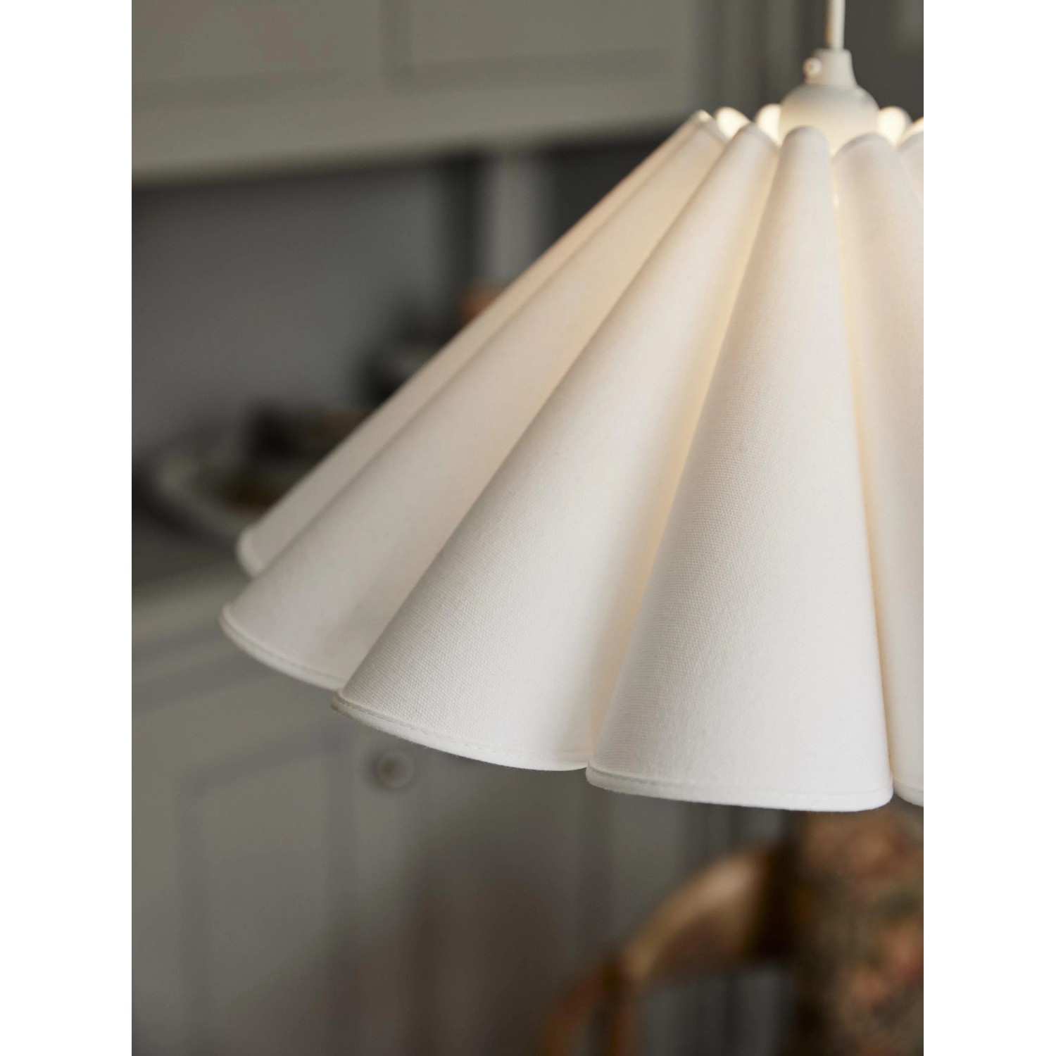 Weiße PR Home Freja Pendelleuchte aus Baumwollstoff, blütenblattförmig gefaltet, im skandinavischen Design.