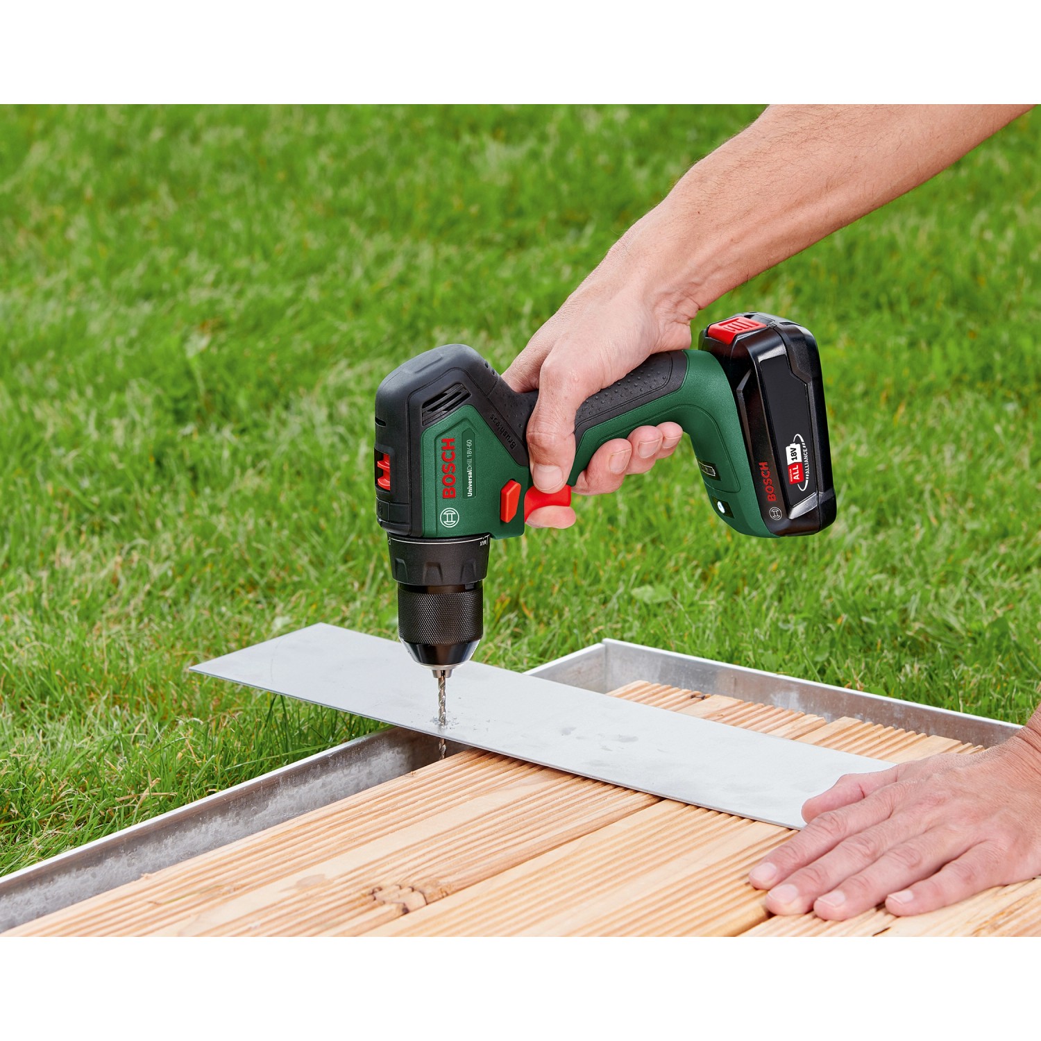Bosch Akku-Schlagbohrschrauber Universalimpact 18V-60 beim Bohren in Holz. Akkuschrauber mit Akku.