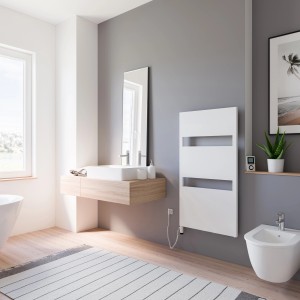 Steckerfertiger, weißer Schulte Badheizkörper Turin mit Heizstab im modernen Bad.