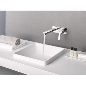 Grohe Lineare 2-Loch Waschtischarmatur Chrom, Ausladung 207mm, montiert über einem eckigen Waschbecken.