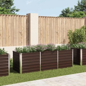 Braunes Furnicato Garten-Hochbeet aus verzinktem Stahl, 240x80x77 cm, bepflanzt.
