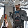 Bosch Professional Akku-Heißluftgebläse GHG 18V-50 in Aktion, Anwendung auf Baustelle.
