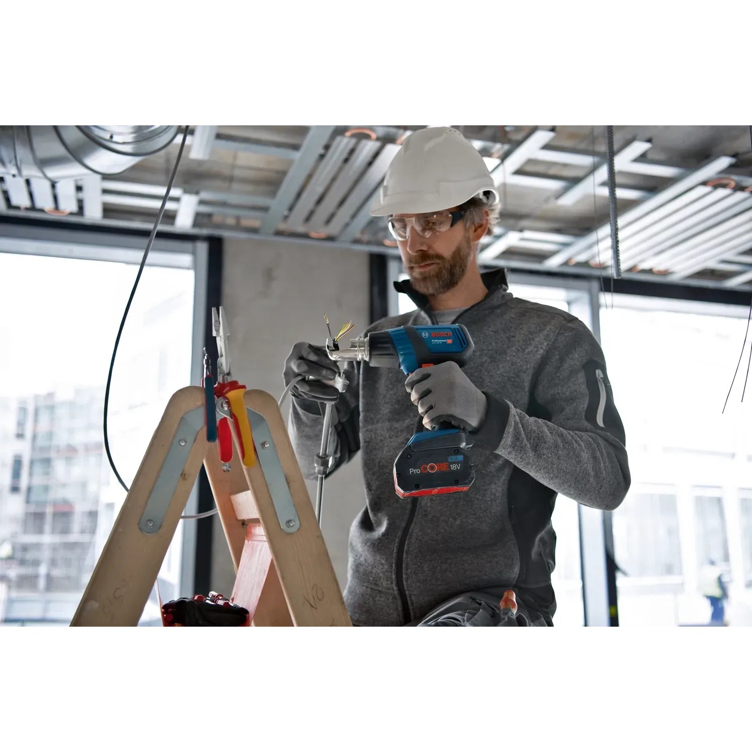 Bosch Professional Akku-Heißluftgebläse GHG 18V-50 in Aktion, Anwendung auf Baustelle.