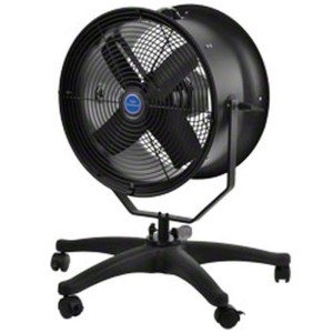Schwarze Walimex Pro Windmaschine auf mobilem Rollstativ mit fünf Rollen. Ideal für Fotostudio und Filmset.
