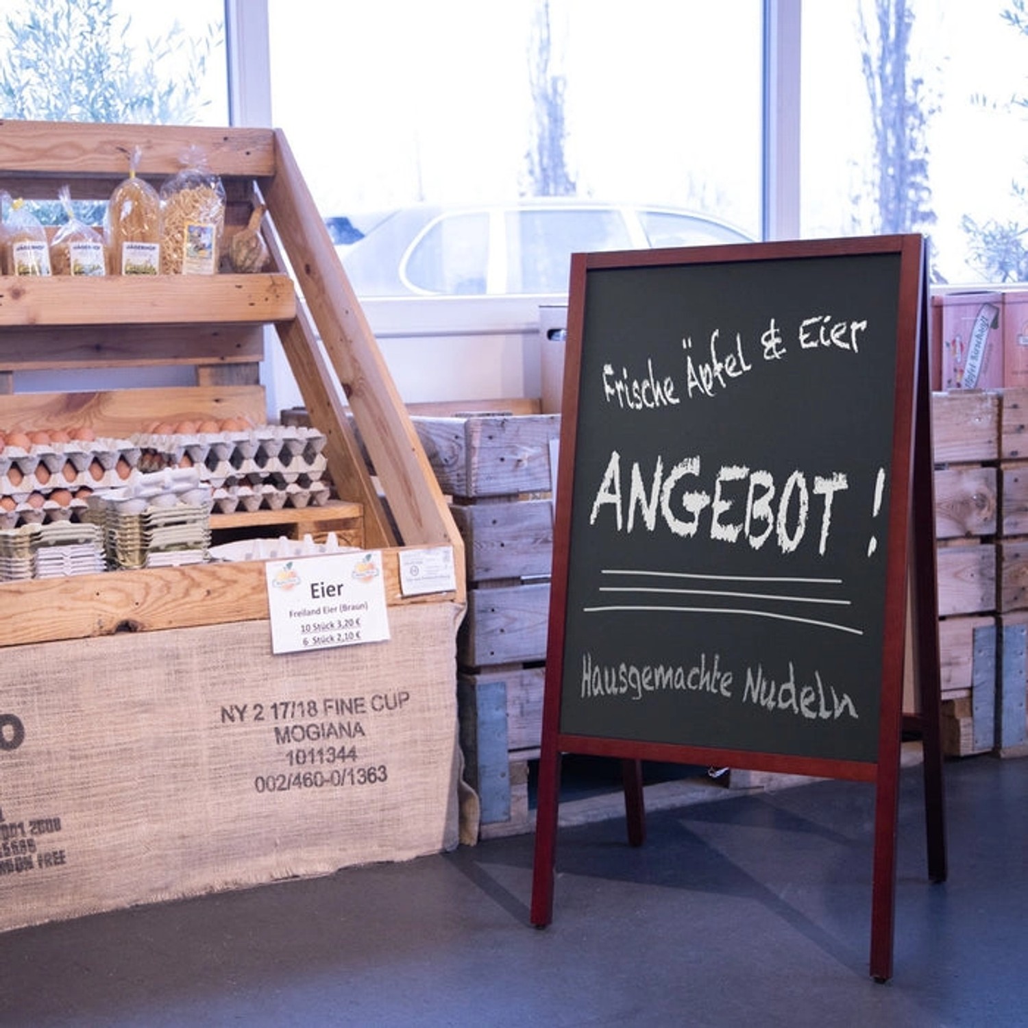 Brauner KARAT Kundenstopper Kreidetafel aus Holz, beschriftet mit "ANGEBOT!"
