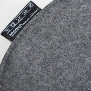 Graues, ovales DuneDesign Sitzkissen aus Filz (40x37cm) für Stühle und Bänke.