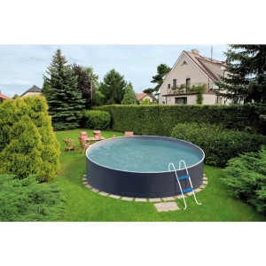 Runder Poolomio Stahlwandpool Graphite 4,6x1,2m mit Leiter im Garten.