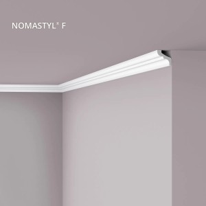 Weiße NOEL & MARQUET NMC NOMASTYL F Eckleiste (2m) an einer Wand montiert.