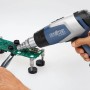Steinel Heißluftgebläse HL 2020 E in Aktion: Hand lötet Platine mit Heißluftgerät. Kategorie: Heißluftgeräte.