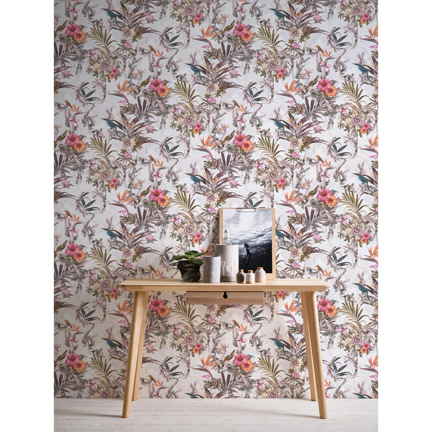 Vliestapete mit Blumenmuster in Weiß und Grün. Dekorative Wandgestaltung mit floralem Design.