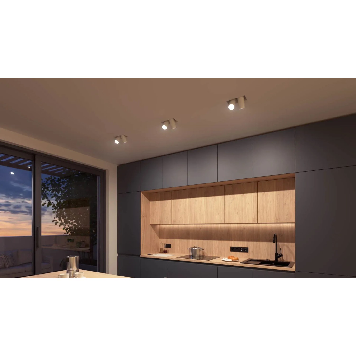 Moderne Küche mit Philips Hue LED MR16 Spots für stimmungsvolle Beleuchtung.