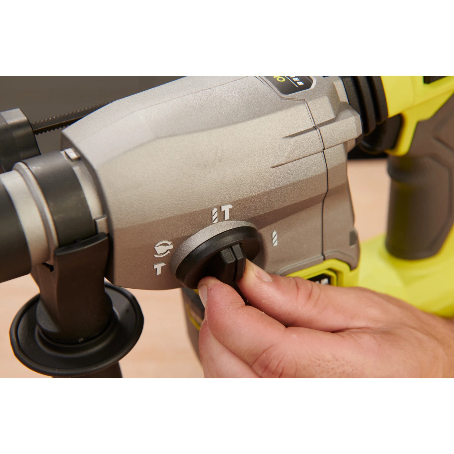 Ryobi Akku-Bohrhammer: Hand stellt Modus ein (Bohren, Hammerbohren, Meißeln)