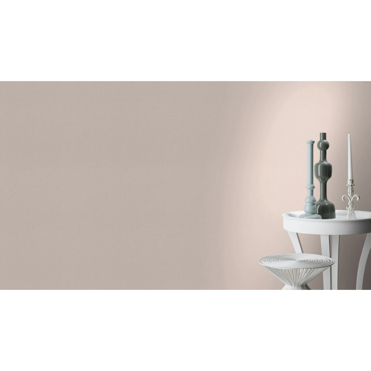 Rosa Glitzer Vliestapete Rasch Tapetenwechsel II 523157 an Wand mit Tisch und Deko.