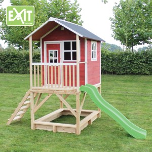 Rotes EXIT Loft 500 Holzspielhaus mit Sandkasten und Rutsche im Garten.