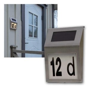 Solar Hausnummer-Leuchte aus gebürstetem Edelstahl mit warmweißem LED-Licht und Solarpanel, zeigt '12 d'.