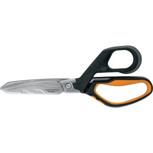 Fiskars PowerArc™ Hochleistungsschere, 21 cm, mit gebogenen Klingen und schwarz-orangenen Griffen.