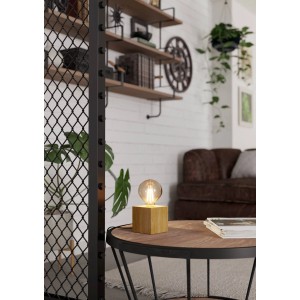 Eglo Tischleuchte Prestwick 2, braun, mit Würfel-Fuß aus Holz auf einem Tisch. Design-Tischlampe.