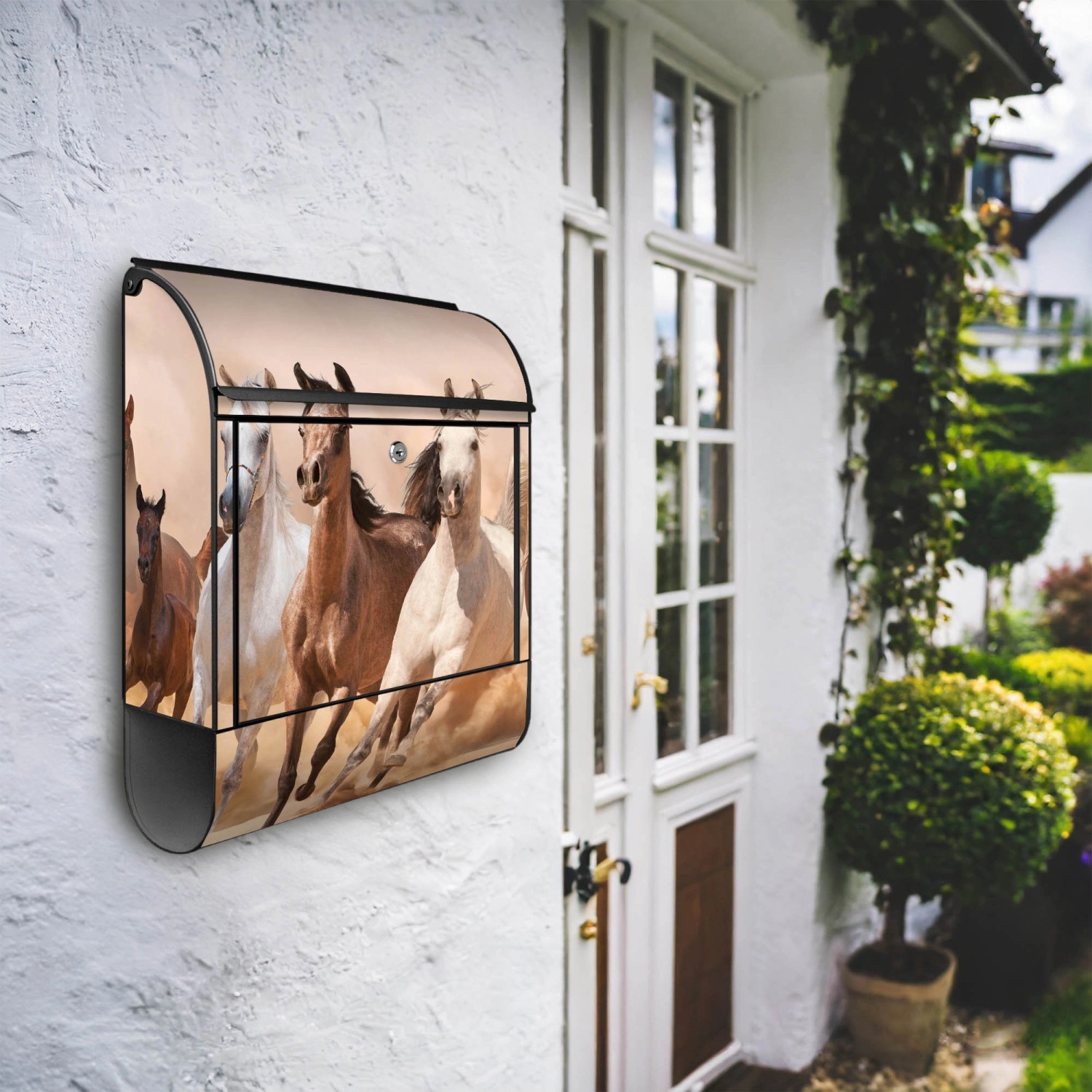 Schwarzer Design Briefkasten mit Pferde Motiv und Zeitungsfach, pulverbeschichtet.
