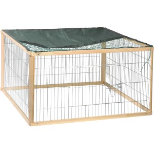 Quadratisches Freilaufgehege aus Nadelholz mit Schutznetz für Kleintiere im Garten.