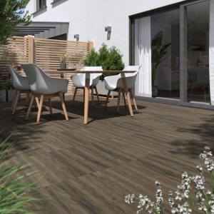 Terrassenplatten Feinsteinzeug in Holzoptik, 60x60 cm, verlegt auf einer Terrasse mit Gartenmöbeln.