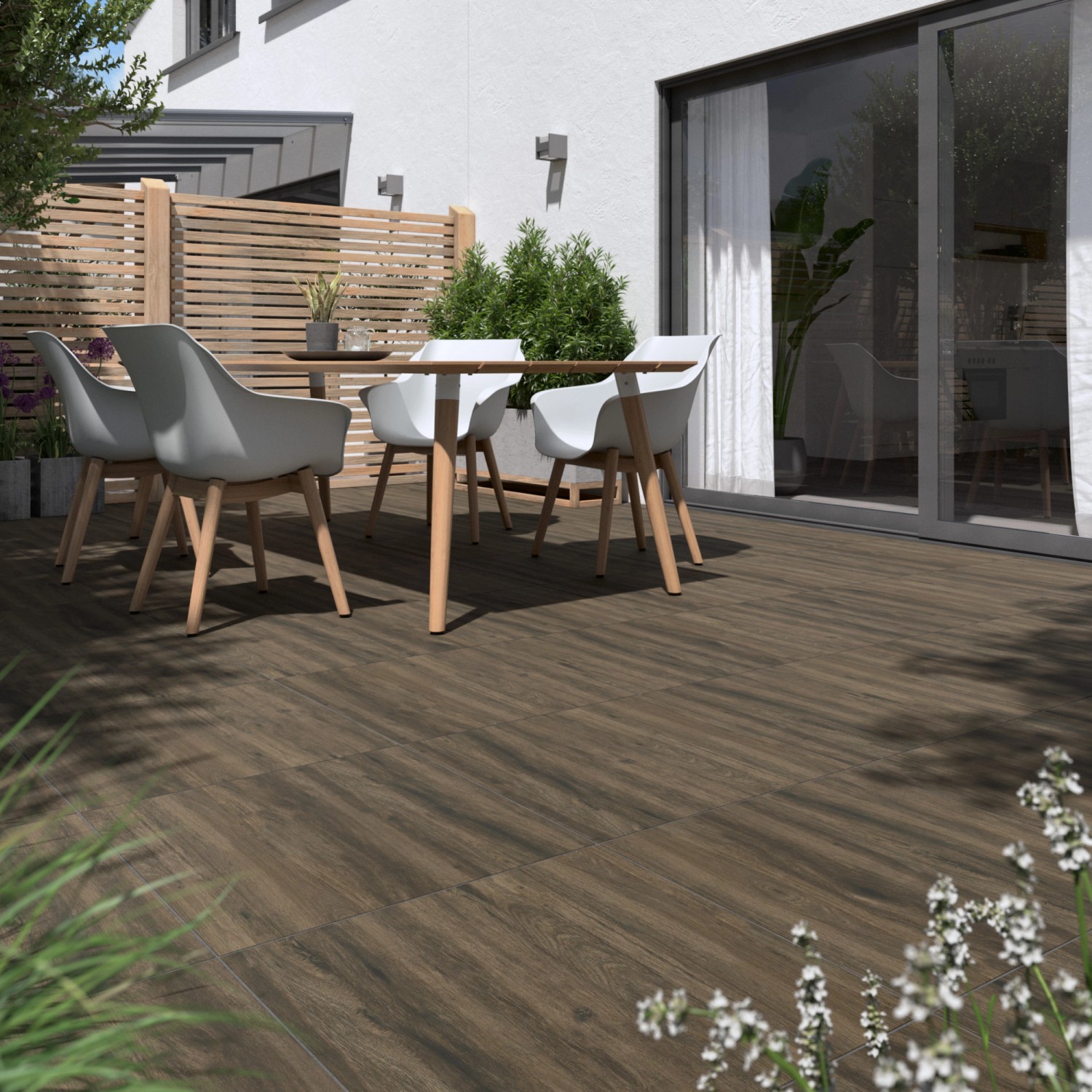 Terrassenplatten Feinsteinzeug in Holzoptik, 60x60 cm, verlegt auf einer Terrasse mit Gartenmöbeln.