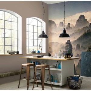 Raum mit Bricoflor Vliestapete mit Landschaftsmotiv in Beige, Berglandschaft im Nebel.