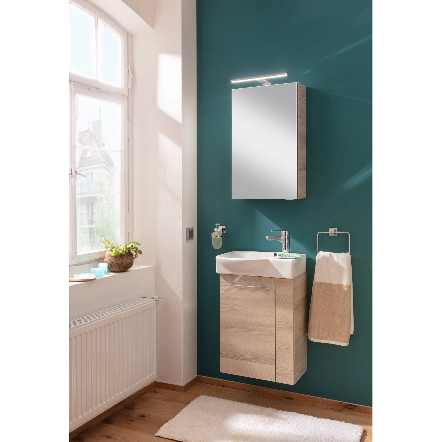 Fackelmann Waschbeckenunterschrank SBC Alaska Esche, 44 cm, mit Waschbecken und Spiegelschrank im Badezimmer.