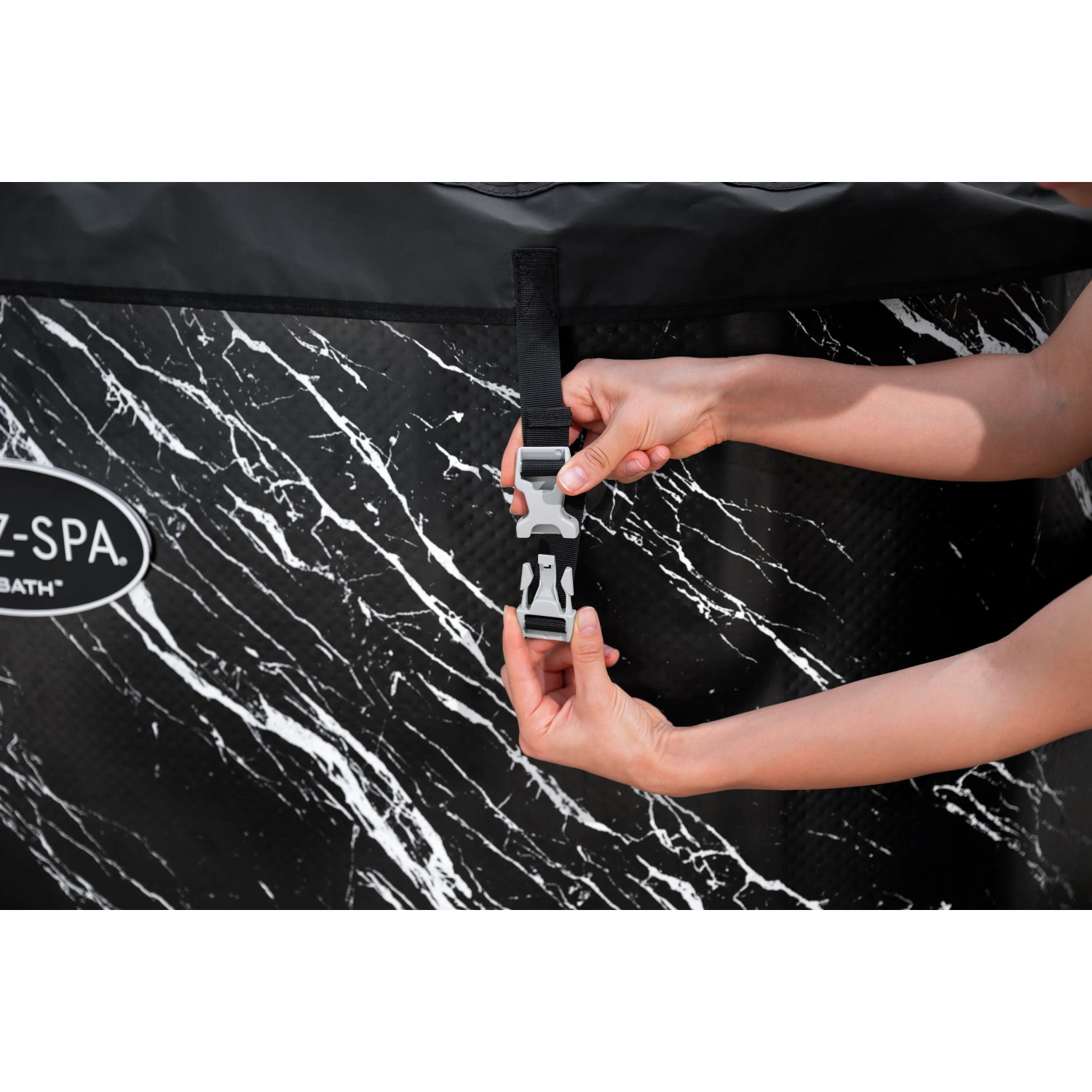 Detailaufnahme: Bestway Eisbad Glacial Dip mit Marmor-Optik, Verschluss der Thermo-Abdeckung wird geschlossen.