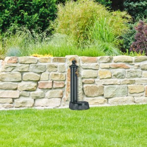 Dunkelgrüner Relaxdays Standbrunnen aus Aluminium im Garten, 61 cm hoch.